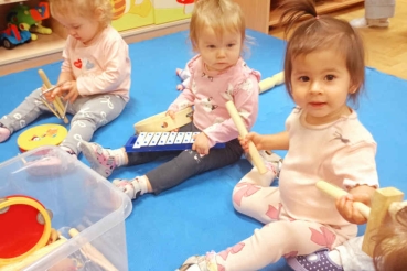 Dzieci z instrumentami muzycznymi