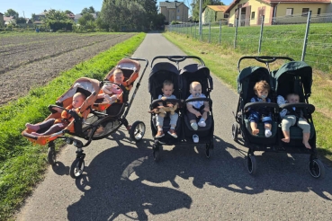 Dzieci siedzą w wózkach dziecięcych
