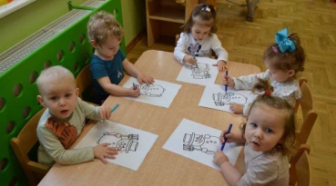 Dzieci rysują na kartkach bałwanki
