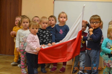 Zdjęcie grupowe dzieci z polską flagą