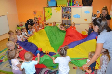 Dzieci z kolorową chustą