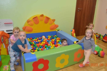 Dzieci z kolorowymi piłeczkami