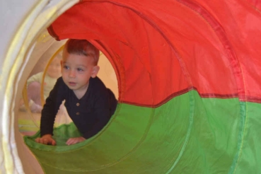 Chłopczyk w tunelu