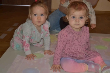 Dwie dziewczynki na macie edukacyjnej