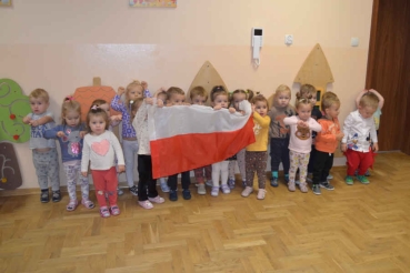 Dzieci z flagą Polski