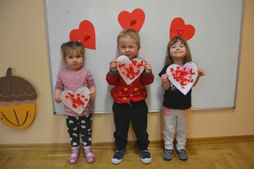 Dzieci z czerwonymi sercami