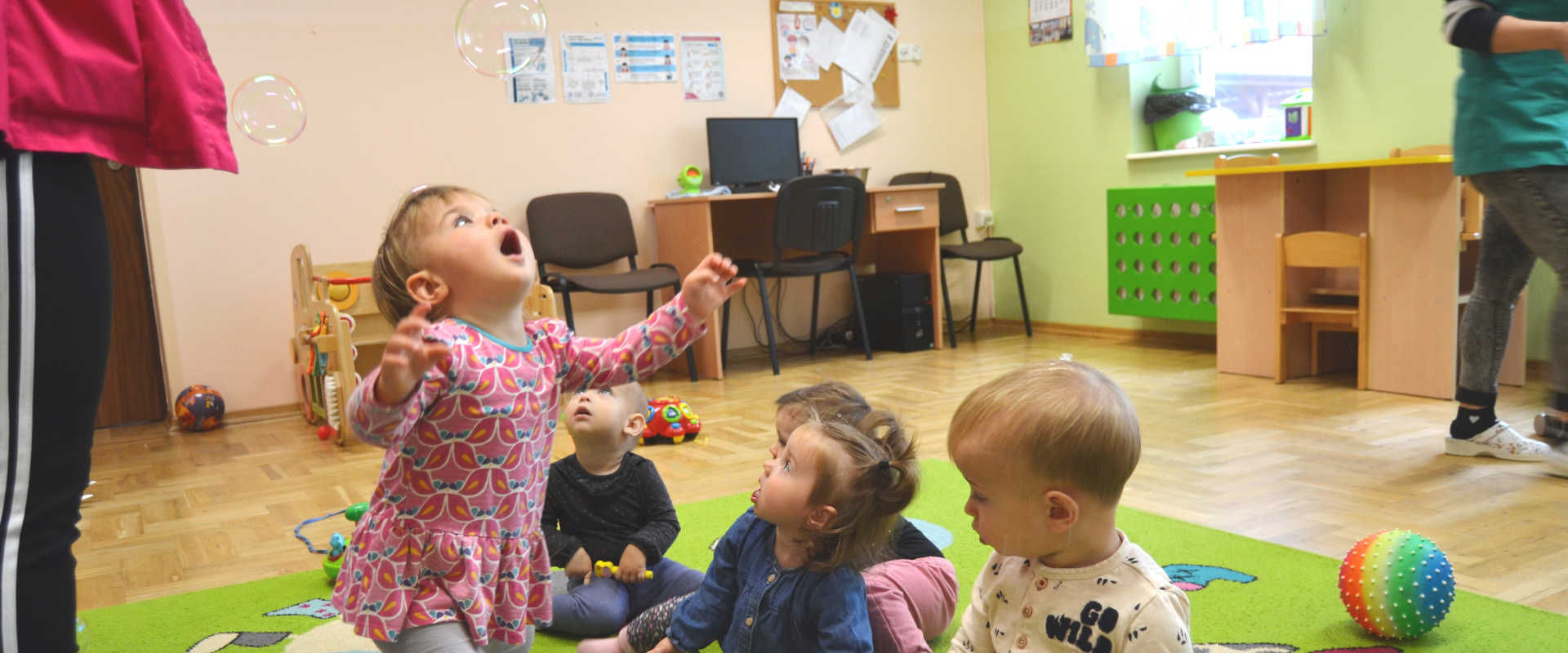 Dzieci bawią się z bańkami mydlanymi