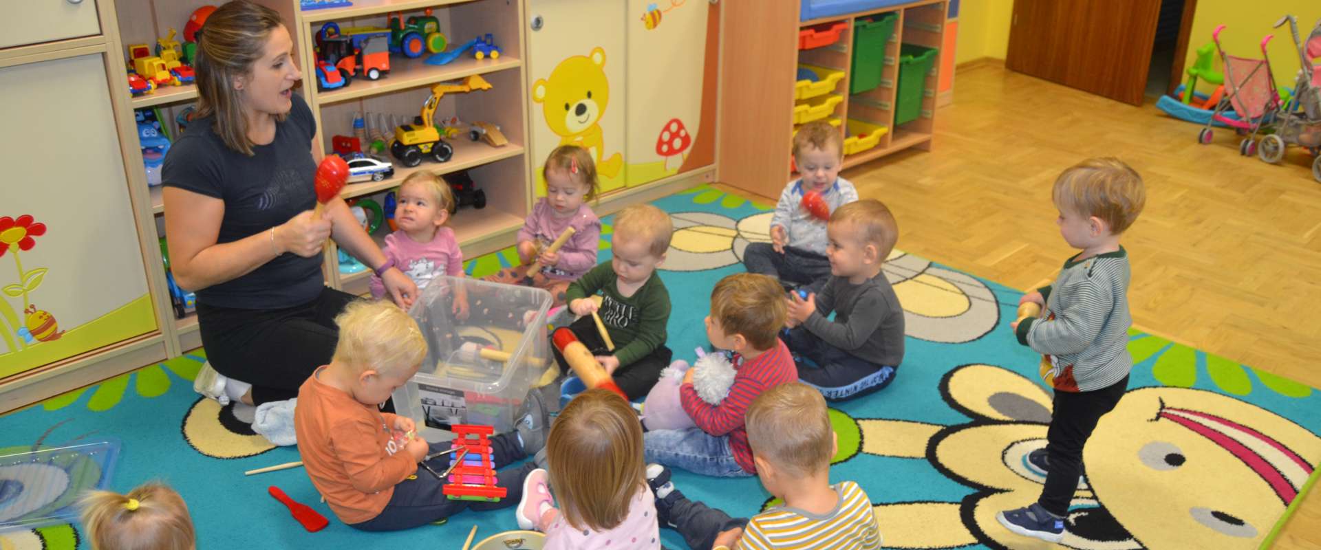 Dzieci podczas muzycznych zajęć