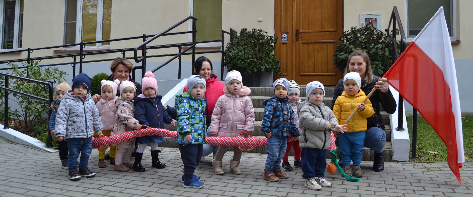 Zdjęcie grupowe dzieci z flagą