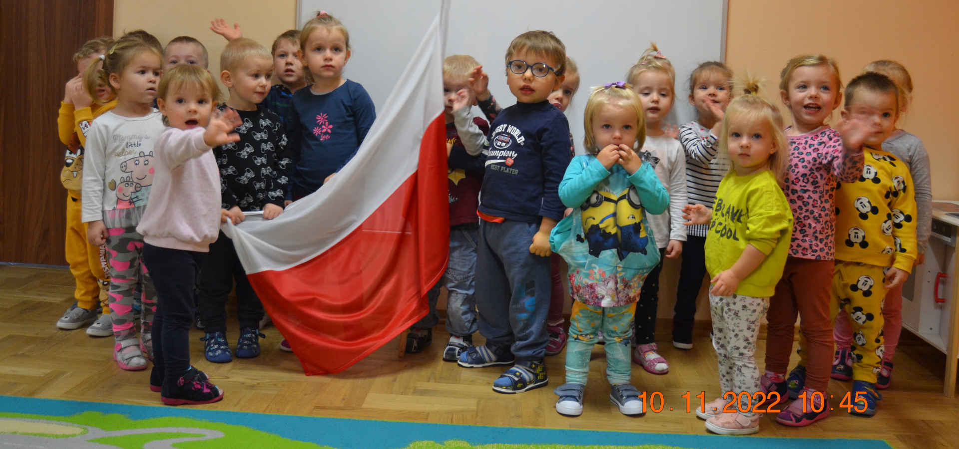 Zdjęcie grupowe dzieci z polską flagą
