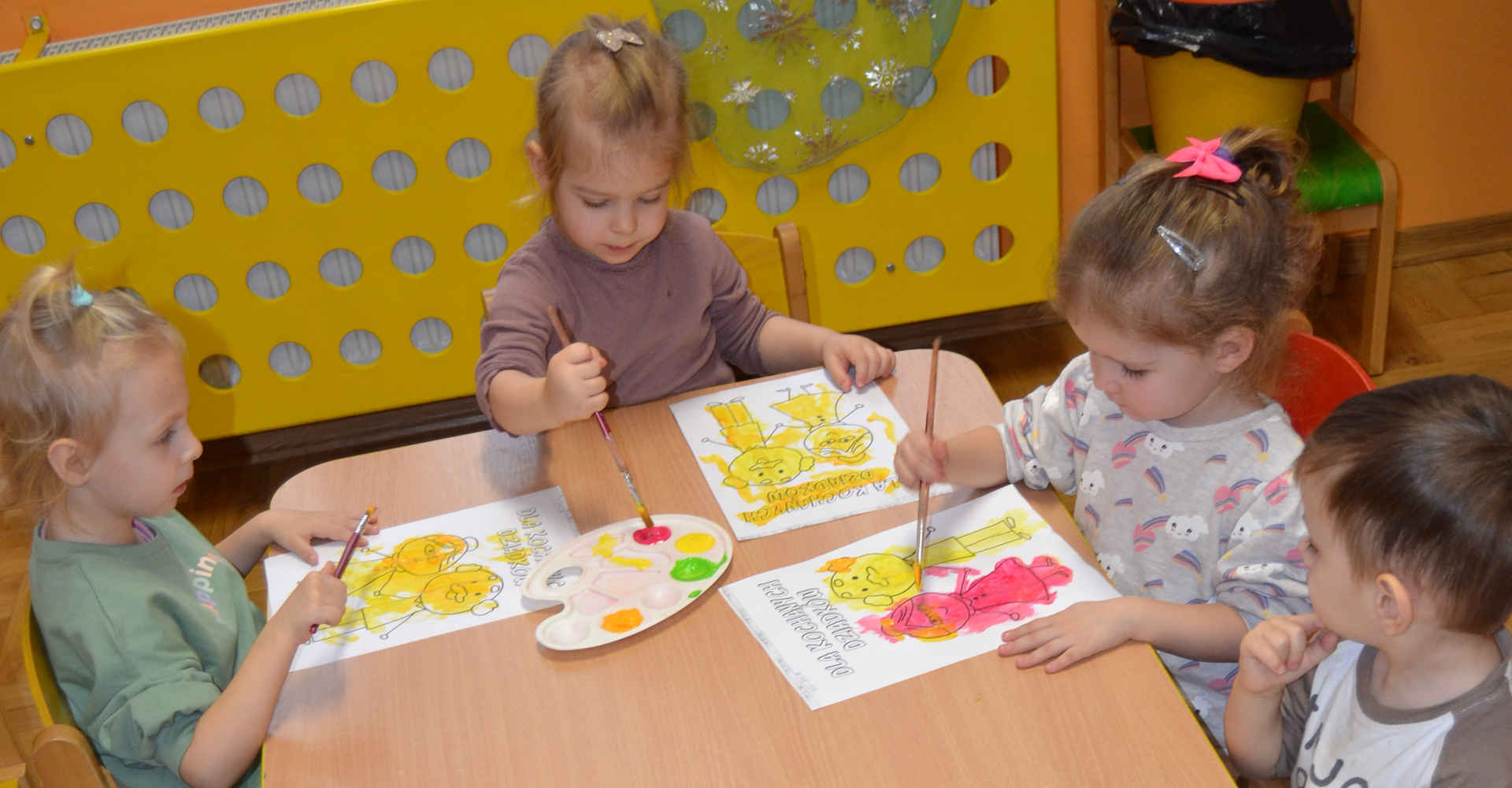 Dzieci malują postaci babci i dziadka