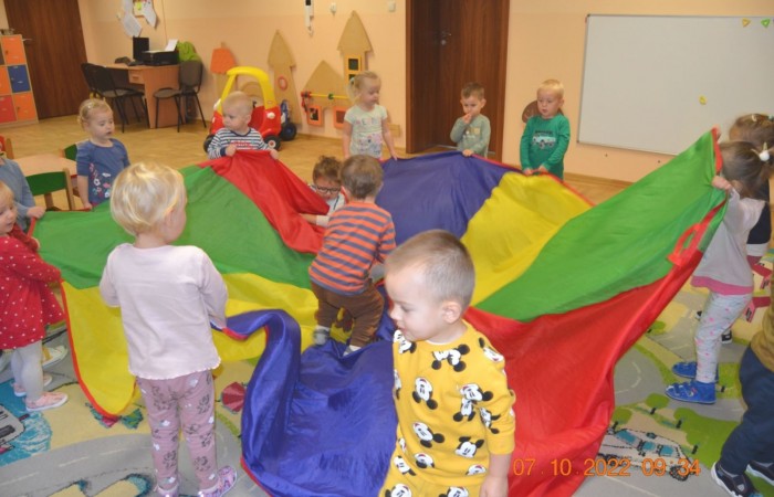 Misie poznają chustę animacyjną