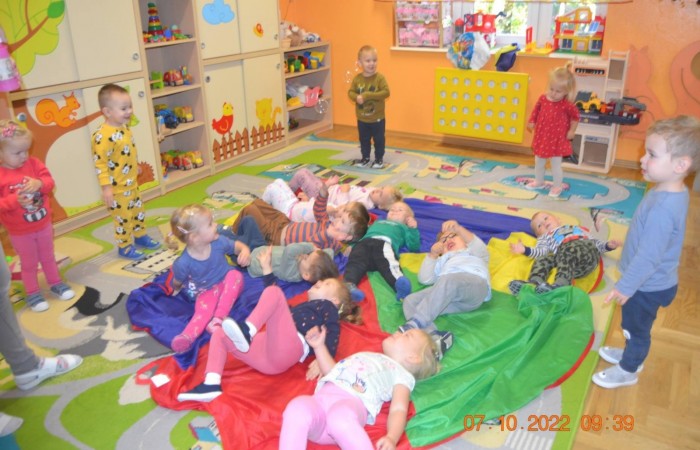 Misie poznają chustę animacyjną