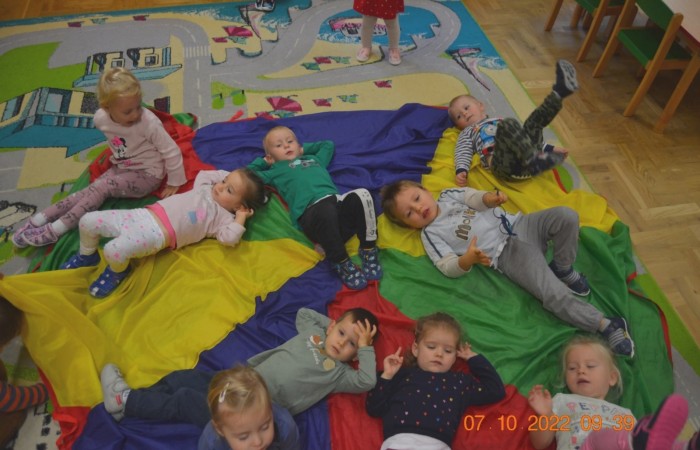 Misie poznają chustę animacyjną