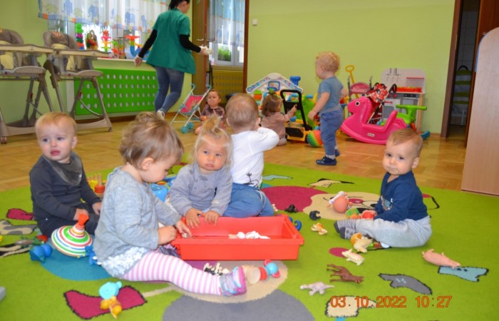 Krasnale bawią się klockami