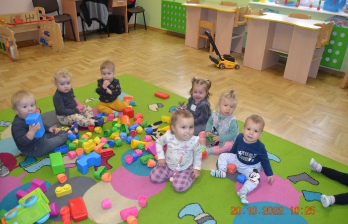 Krasnale bawią się klockami
