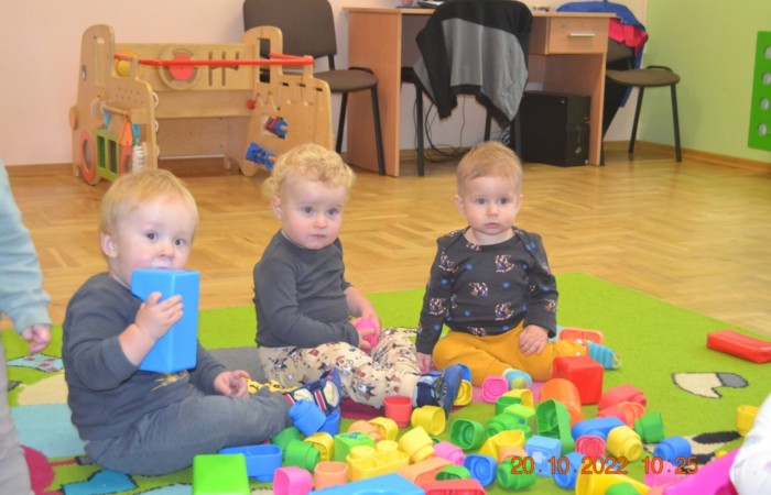 Krasnale bawią się klockami