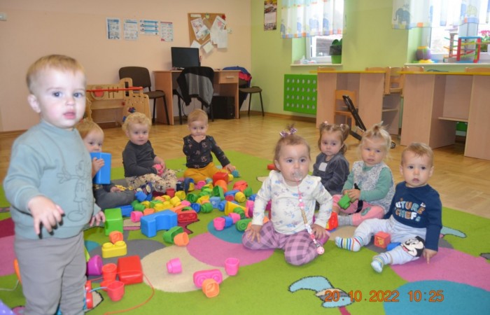 Krasnale bawią się klockami