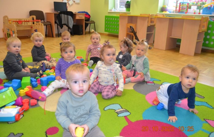 Krasnale bawią się klockami