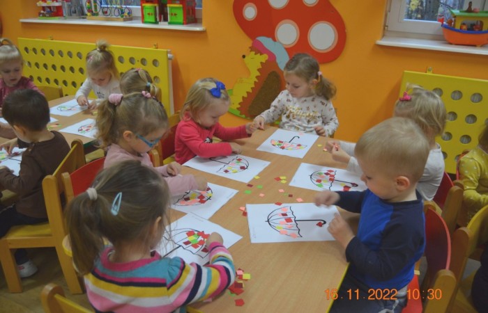 Nasz parasol kolorowy do zabawy jest gotowy