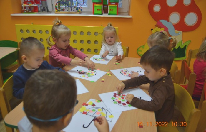 Nasz parasol kolorowy do zabawy jest gotowy