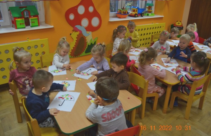 Nasz parasol kolorowy do zabawy jest gotowy