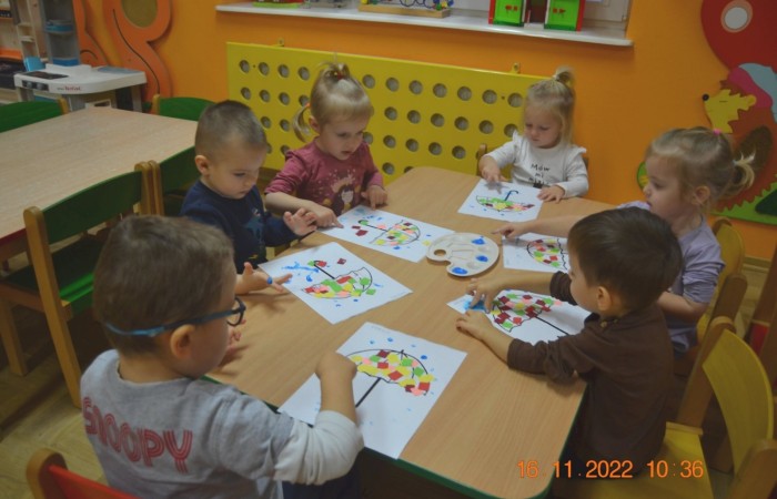Nasz parasol kolorowy do zabawy jest gotowy
