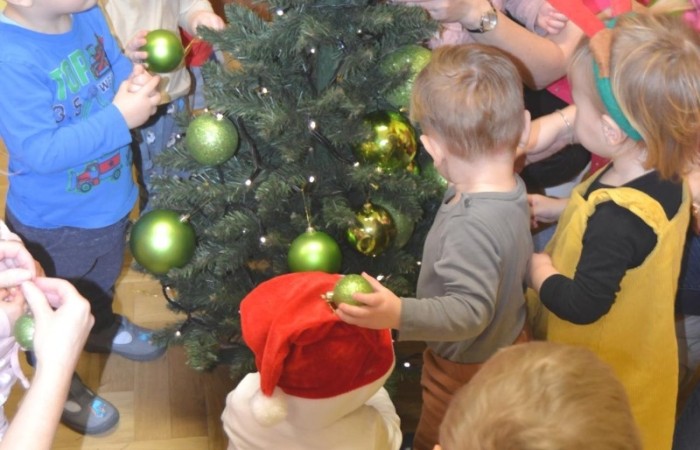 Żabki ubierają choinkę