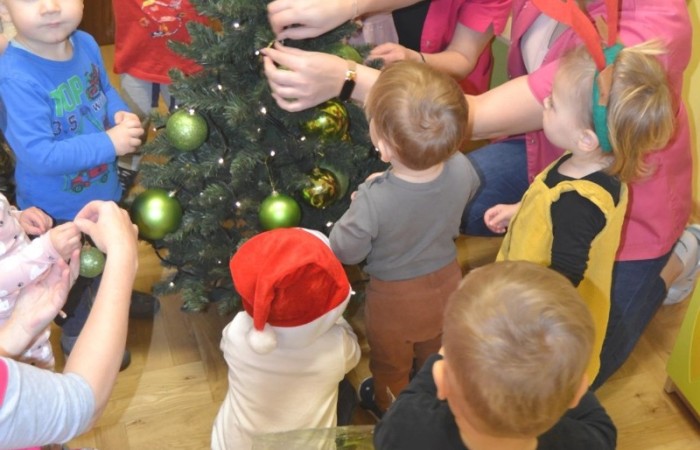 Żabki ubierają choinkę