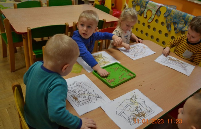 Ptaszki w karmniku