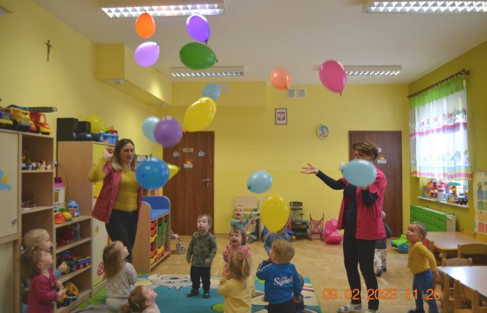 Zabawy chustą animacyjną u Żabek