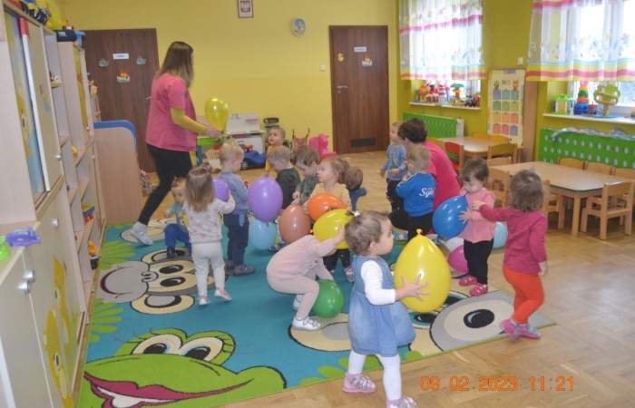 Zabawy chustą animacyjną u Żabek
