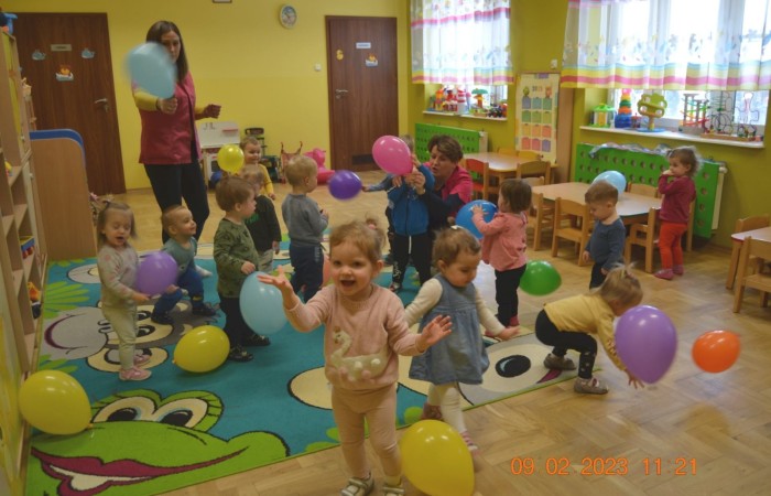 Zabawy chustą animacyjną u Żabek