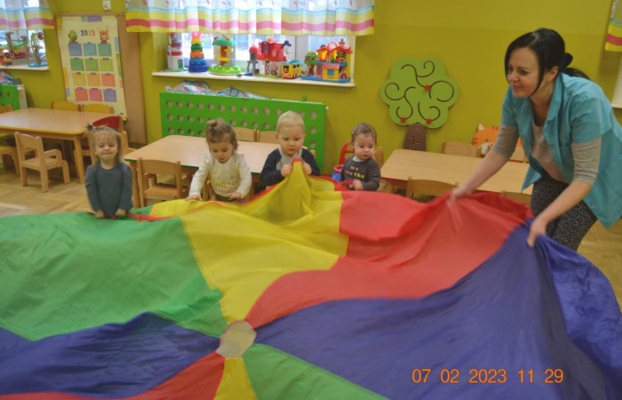 Zabawy chustą animacyjną u Żabek