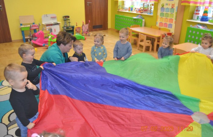 Zabawy chustą animacyjną u Żabek