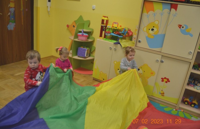 Zabawy chustą animacyjną u Żabek