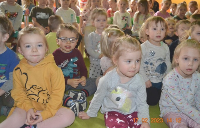 Misie oglądają „Trzy świnki”