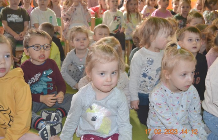 Misie oglądają „Trzy świnki”