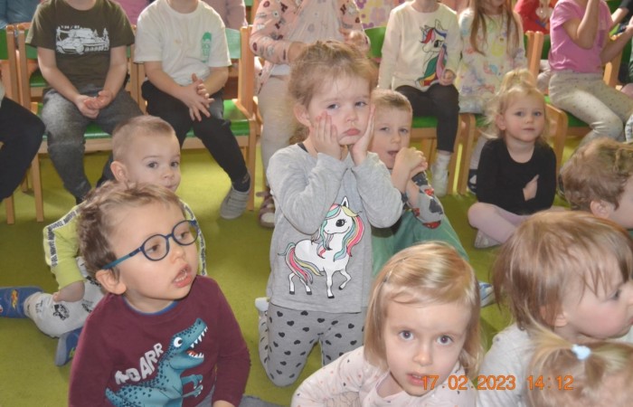 Misie oglądają „Trzy świnki”