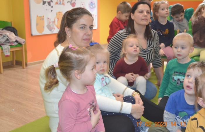 Misie oglądają „Trzy świnki”
