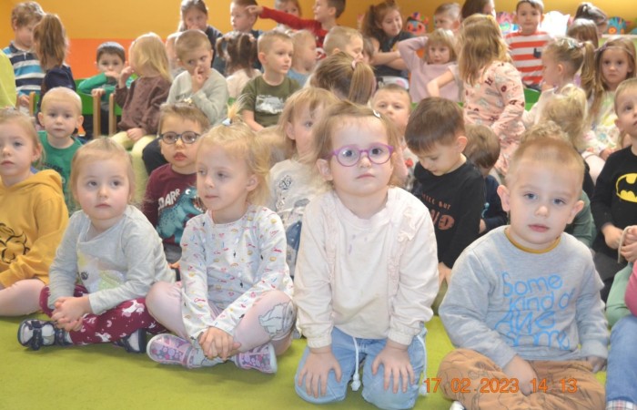 Misie oglądają „Trzy świnki”