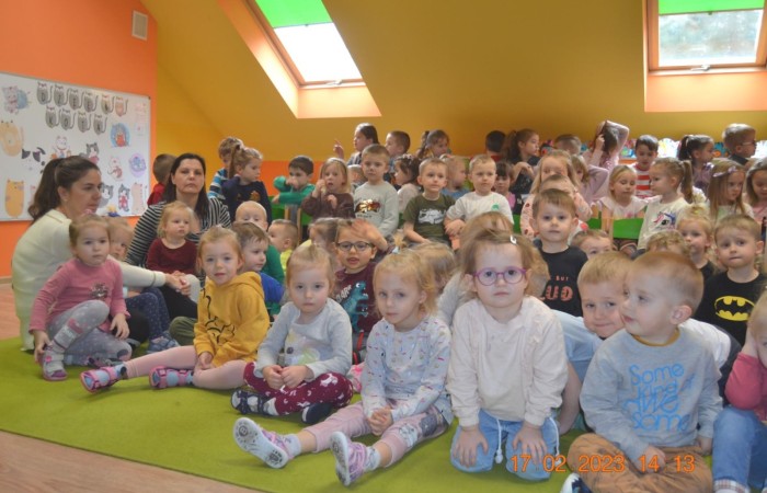 Misie oglądają „Trzy świnki”