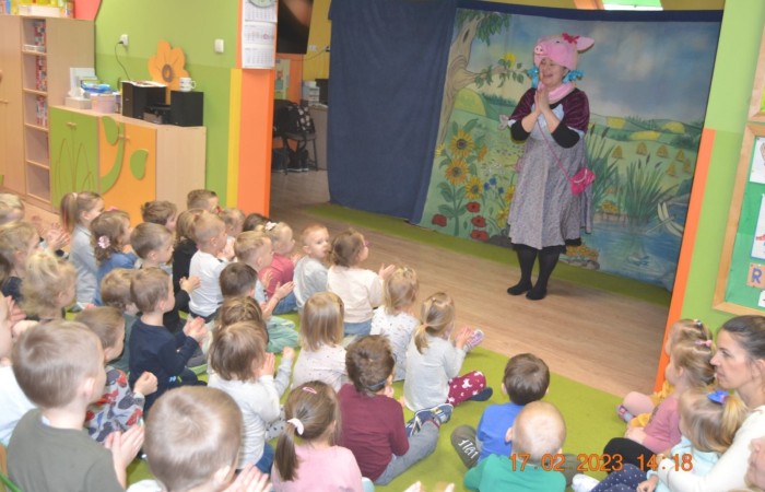 Misie oglądają „Trzy świnki”