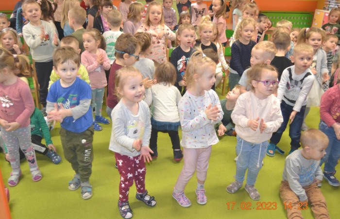 Misie oglądają „Trzy świnki”