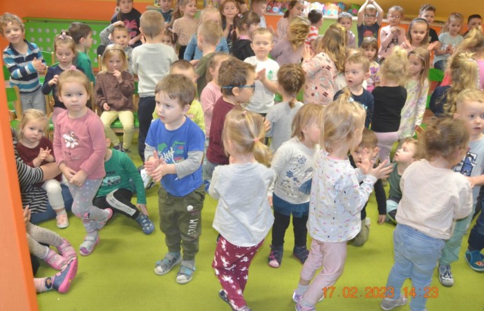 Misie oglądają „Trzy świnki”
