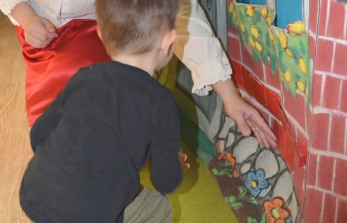 Misie oglądają „Trzy świnki”