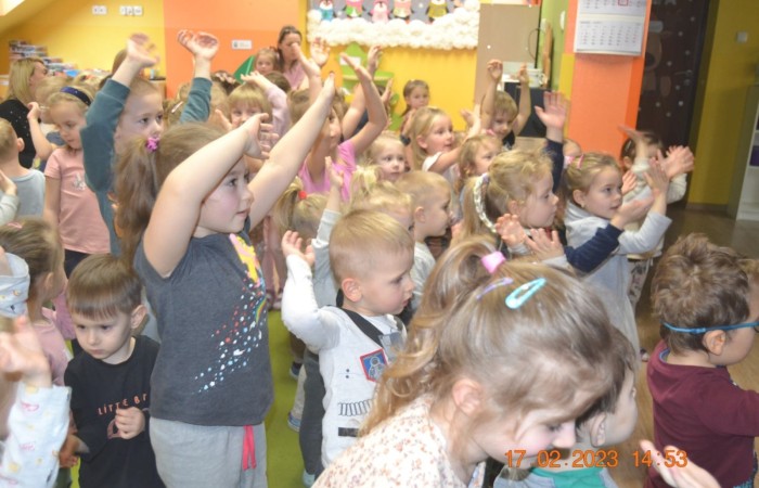 Misie oglądają „Trzy świnki”