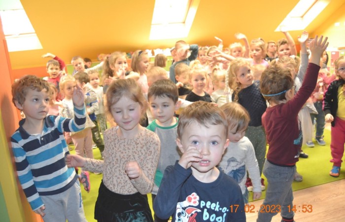 Misie oglądają „Trzy świnki”
