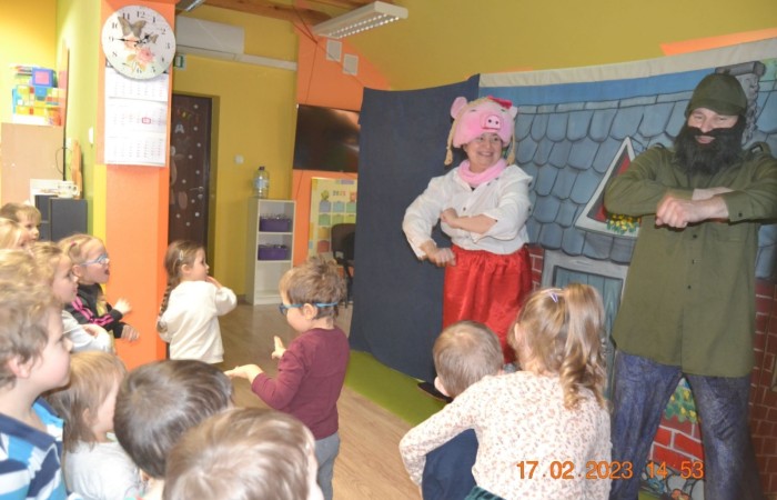 Misie oglądają „Trzy świnki”
