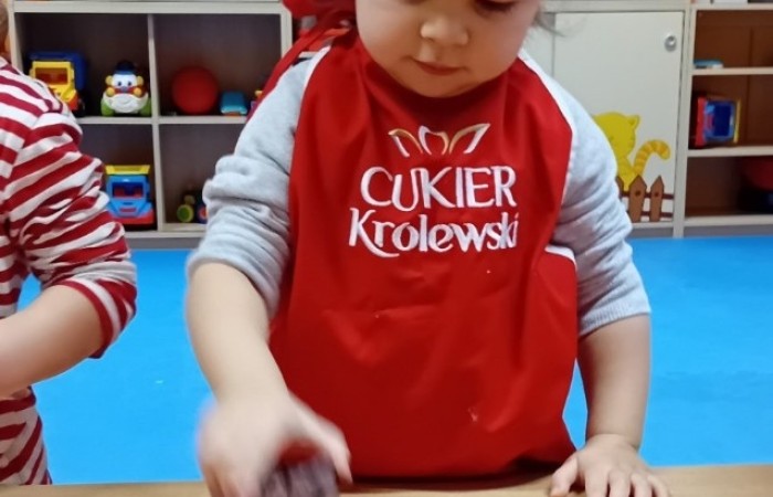 Misie przygotowują świąteczne pierniczki